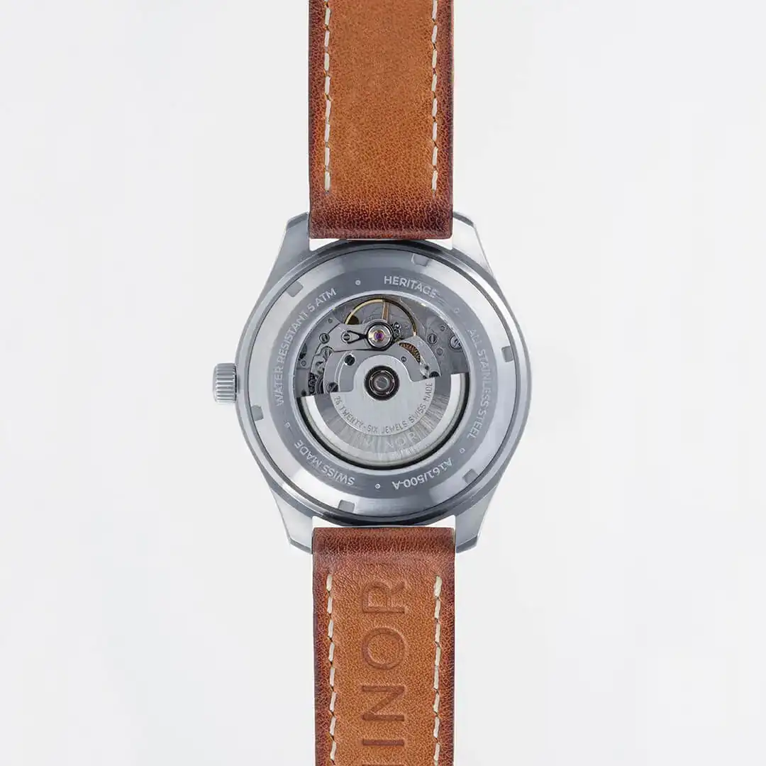Minor-Heritage-Classic-Beige-Automatico-beige-y-marron-claro-hilo-beige-trasera.webp