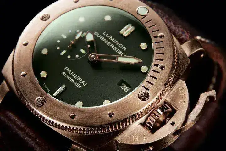 minor-submersible-1950-3-days-bronzo-pam00382-dial.webp