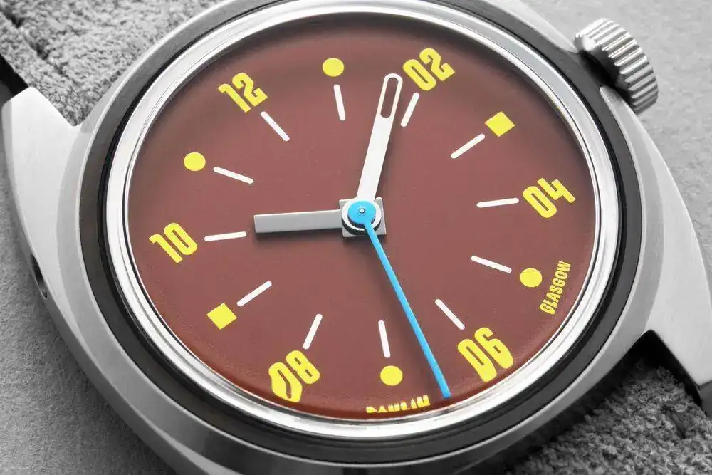 MODUL_QUARTZ_BROWN_DIAL_01.webp