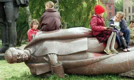 Moscow-pupils-take-a-brea-009.webp