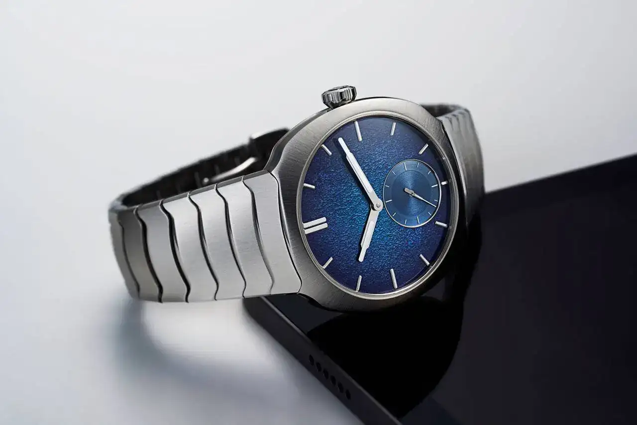 Moser-Streamliner-Small-Seconds-Blue-Enamel-2.webp