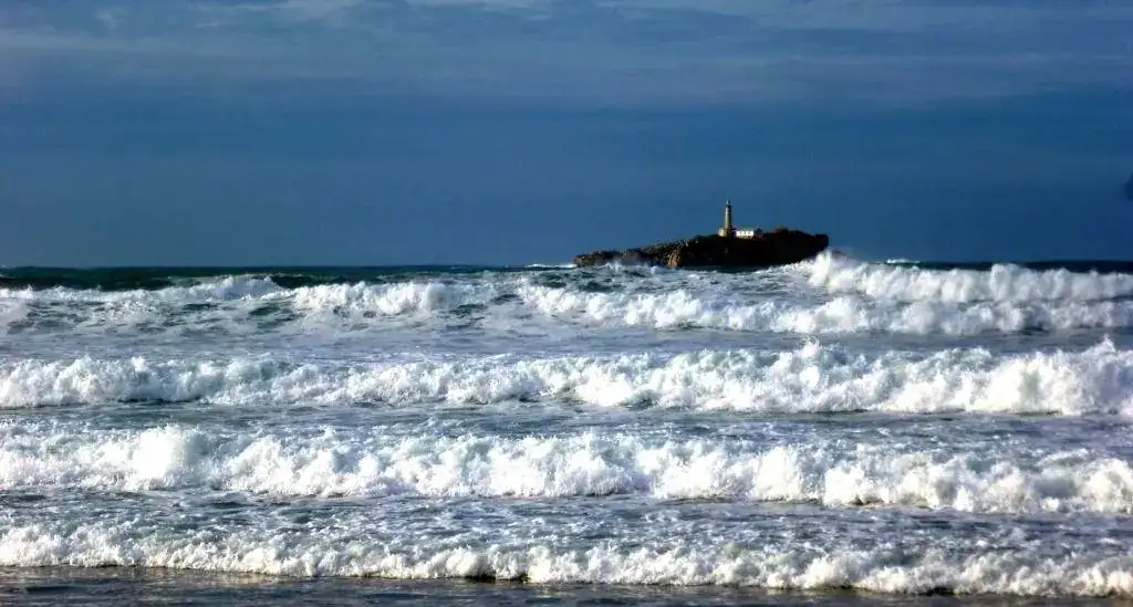 MOURO CON OLAS.webp