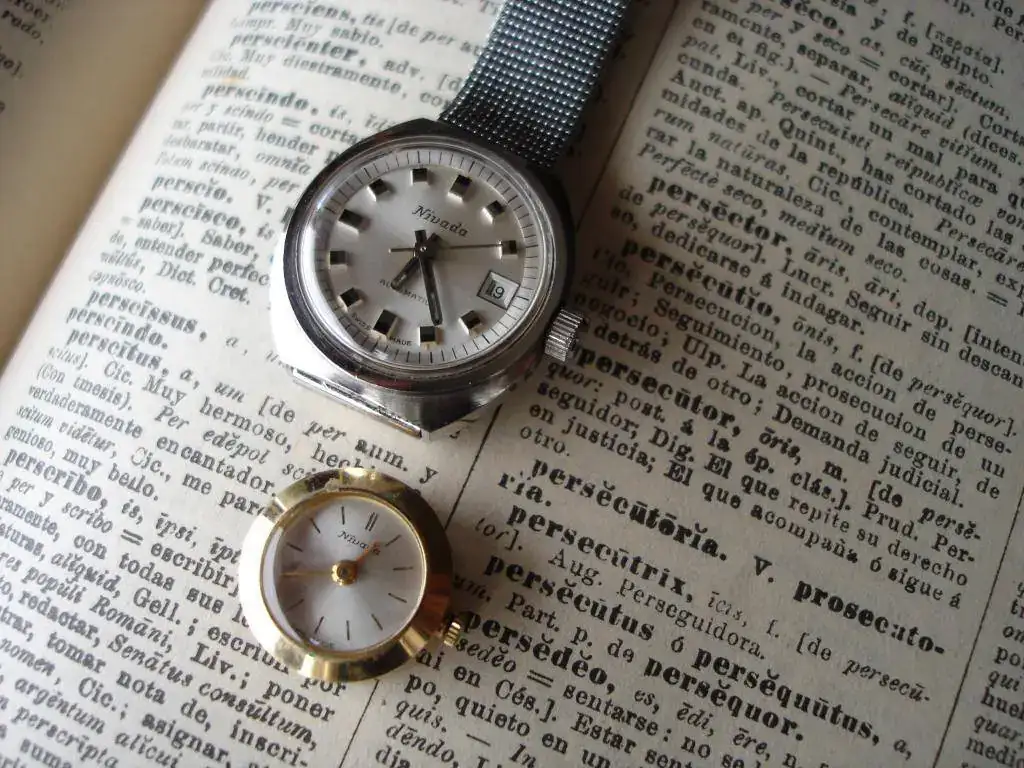 muñeco con pingüi.webp