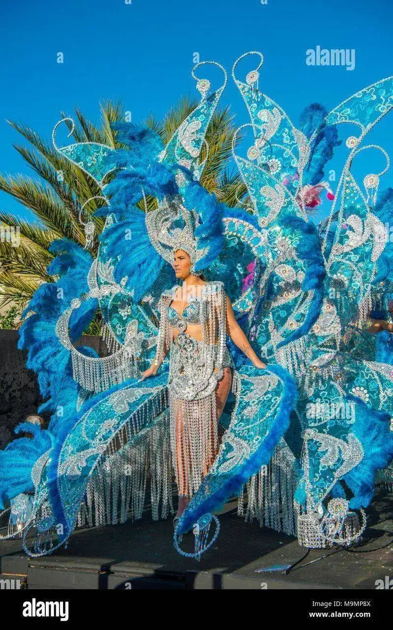 mujer-en-traje-de-fantasia-carnaval-carnaval-callejero-puerto-de-la-cruz-tenerife-islas-canari...jpg