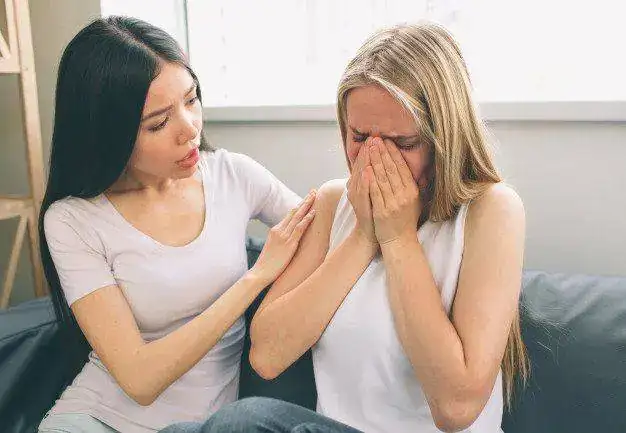 mujer-llorando-su-amiga-tranquiliza_152404-2725.webp