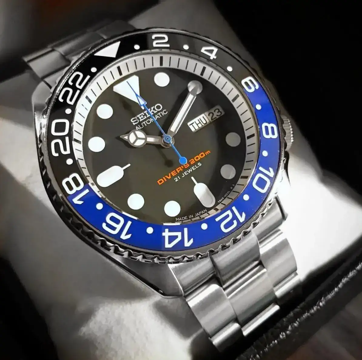 n-SKX-with-a-%E2%80%9CBatman%E2%80%9D-style-insert.webp
