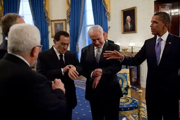 Netanyahu_and_Mubarak_checking_their_watches_600x600.webp