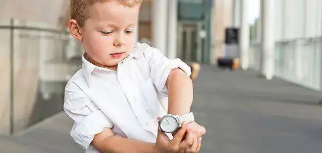 nino-mira-reloj-muneca-p.webp