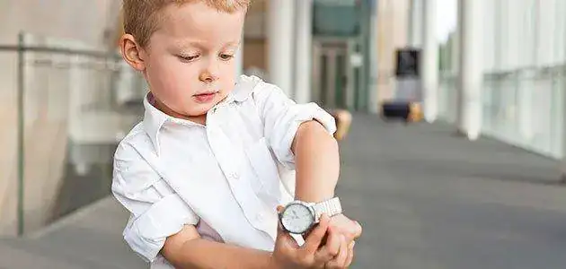 nino-mira-reloj-muneca-p.webp