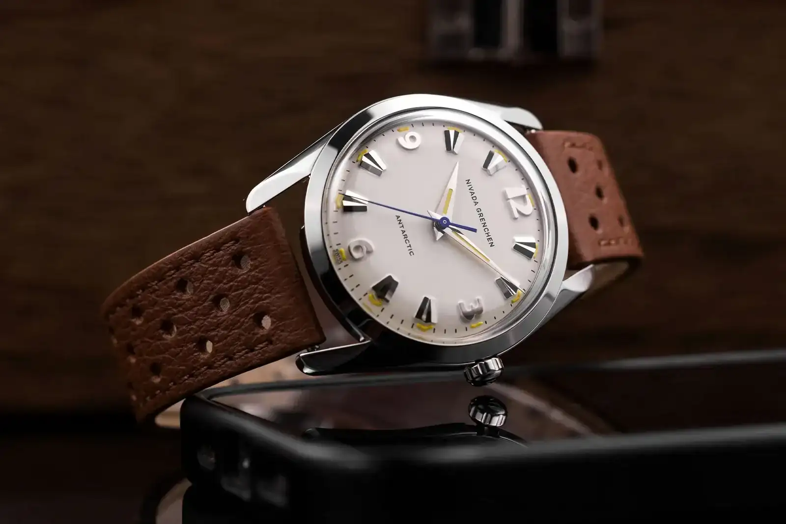 Nivada-Grenchen-Antarctic-35mm-hand-wound-5.webp