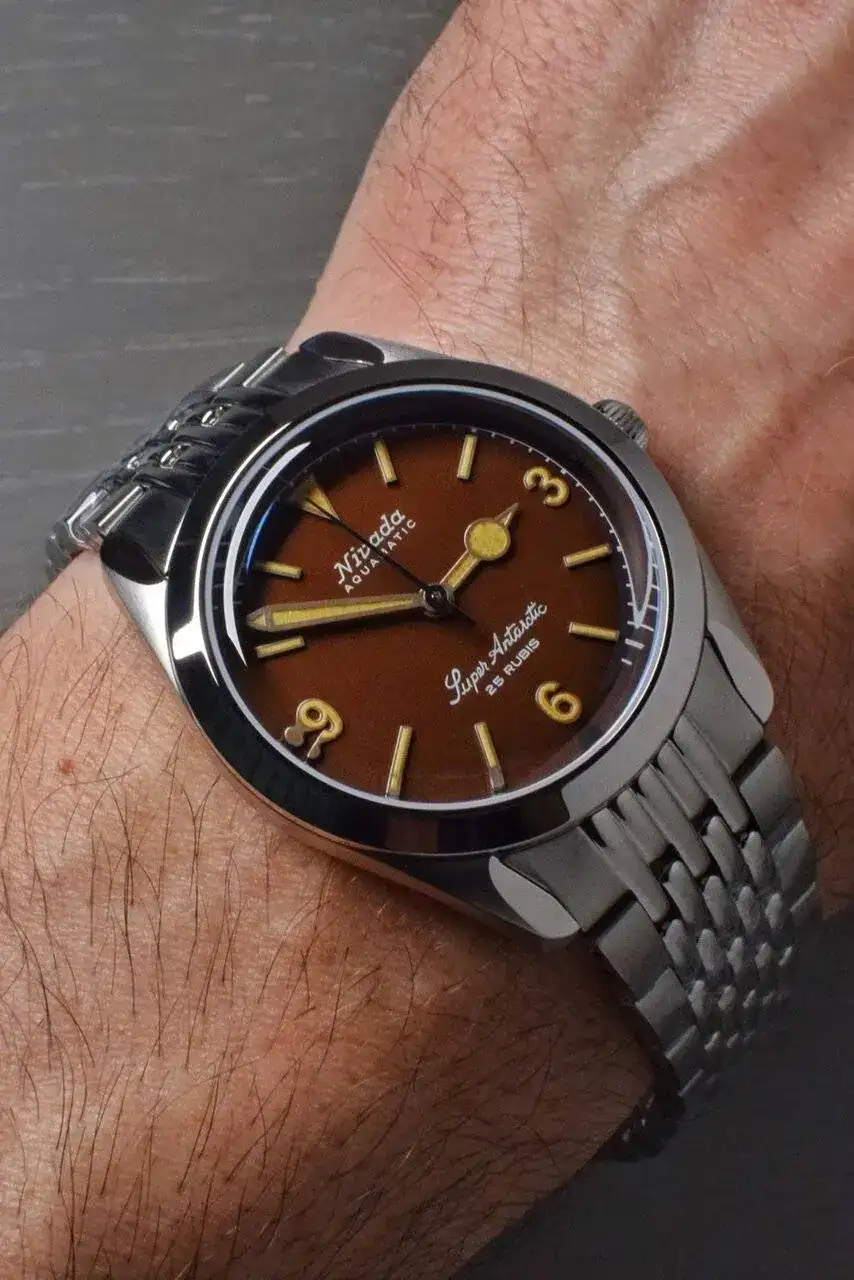 Nivada-Grenchen-Super-Antarctic-3.6.9-Tropical-wristshot-scaled.webp