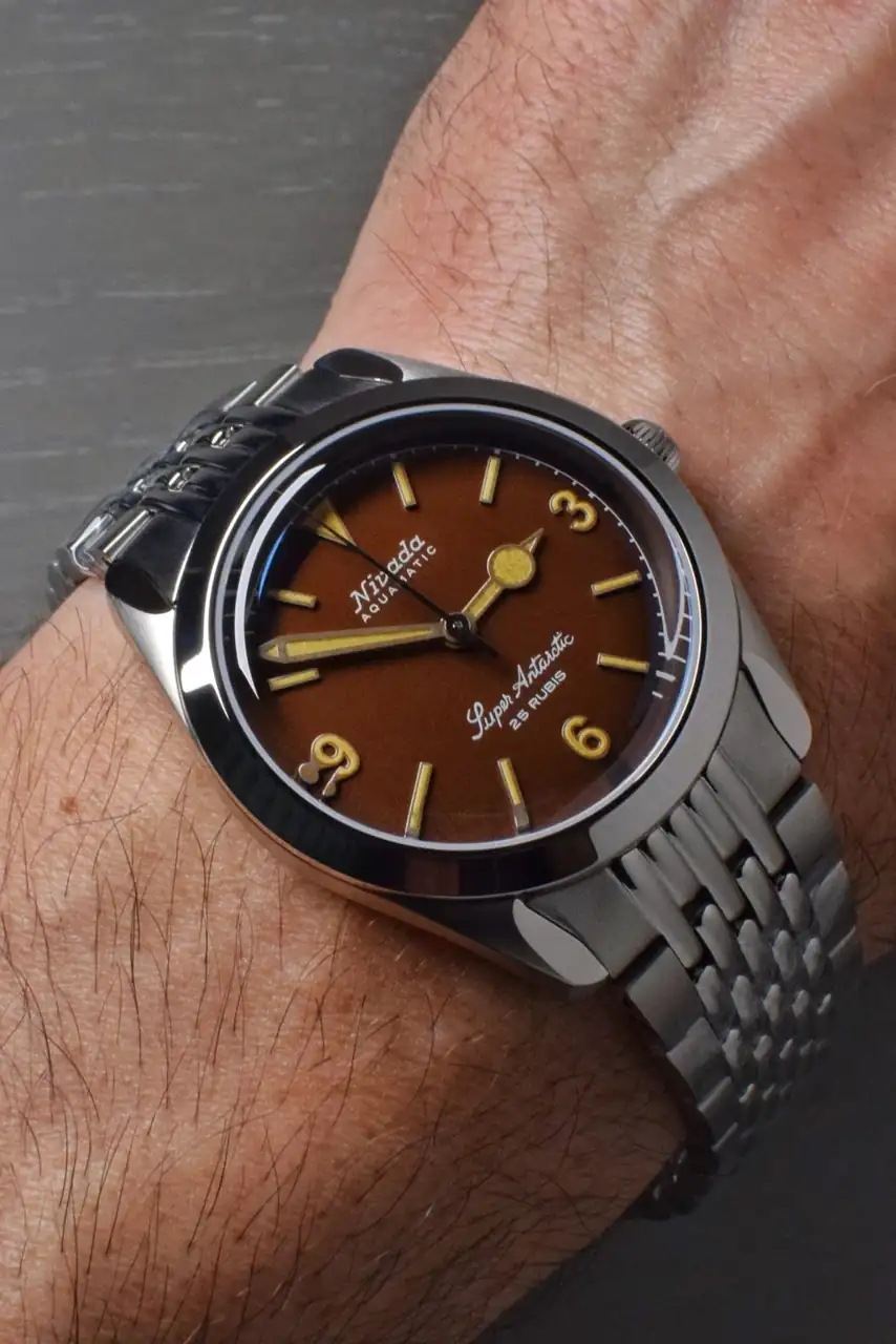 Nivada-Grenchen-Super-Antarctic-3.6.9-Tropical-wristshot-scaled.webp