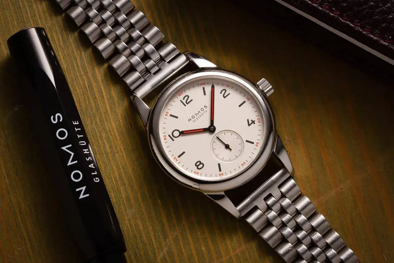 nomos-club-701-on-jubilee-bracelet-minimatikal-1.webp