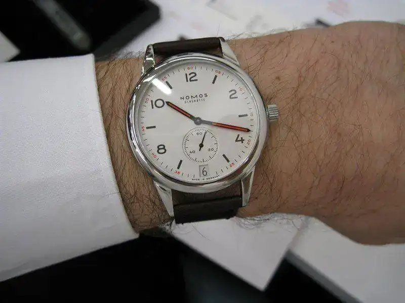 nomos club auto date.webp