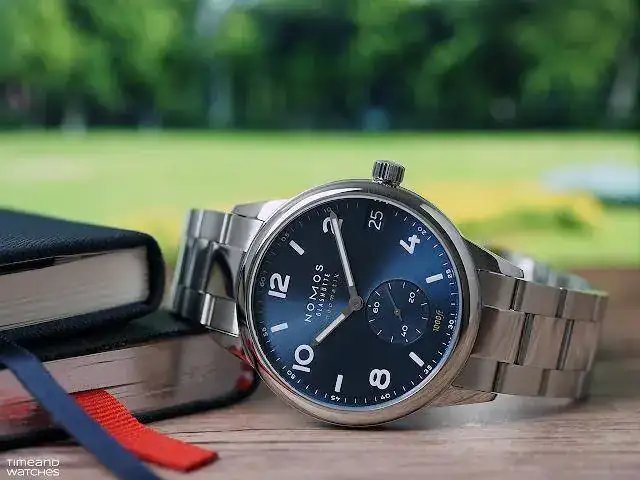 Nomos Club Sport neomatik 42 date Blue Dial 002.jpg