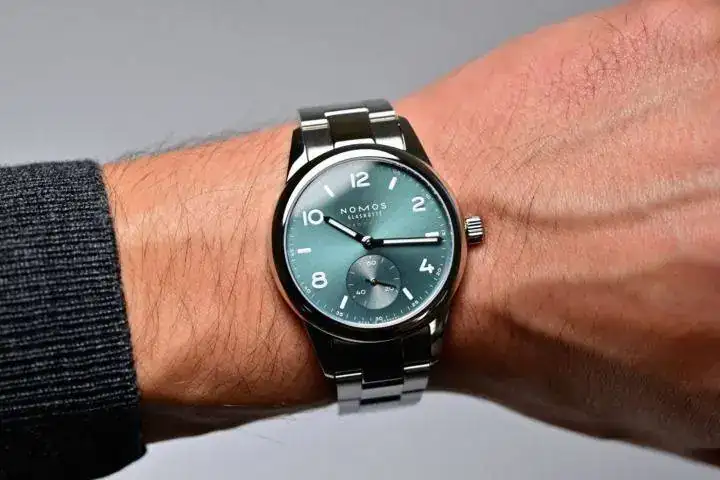 Nomos-Glashuette-Club-Sport-Neomatik-37-Petrol-Green-1-720x480.webp