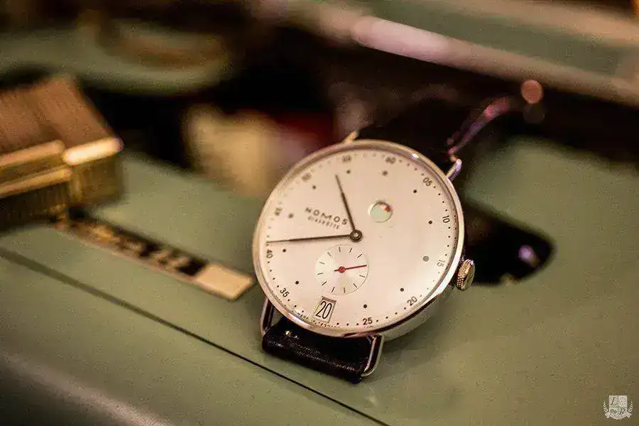 Nomos-Metro-Datum-Gangreserve-Cadran-2.webp