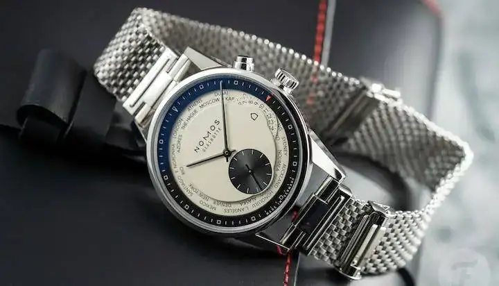Nomos-Zürich-Weltzeit-Fratello-LE-Forstner.002.webp