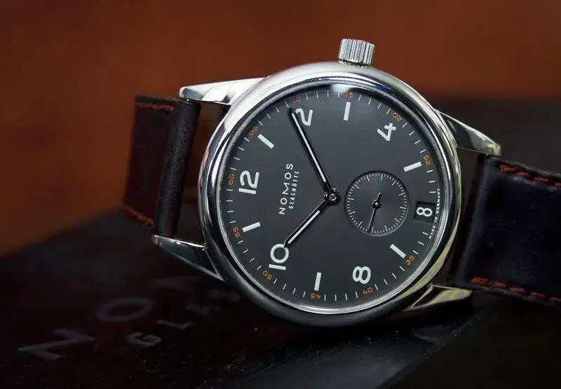 NOMOS_Club_Datum_ctzn.webp