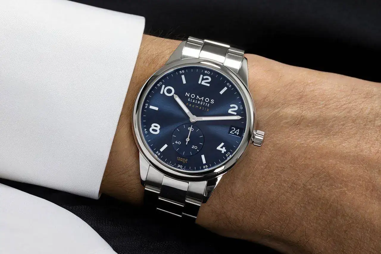 NOMOS_Club_Sport_azul-3.webp