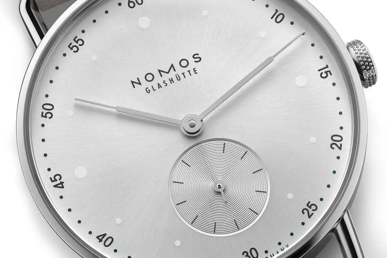 NOMOS_metro_33_all silver.jpg