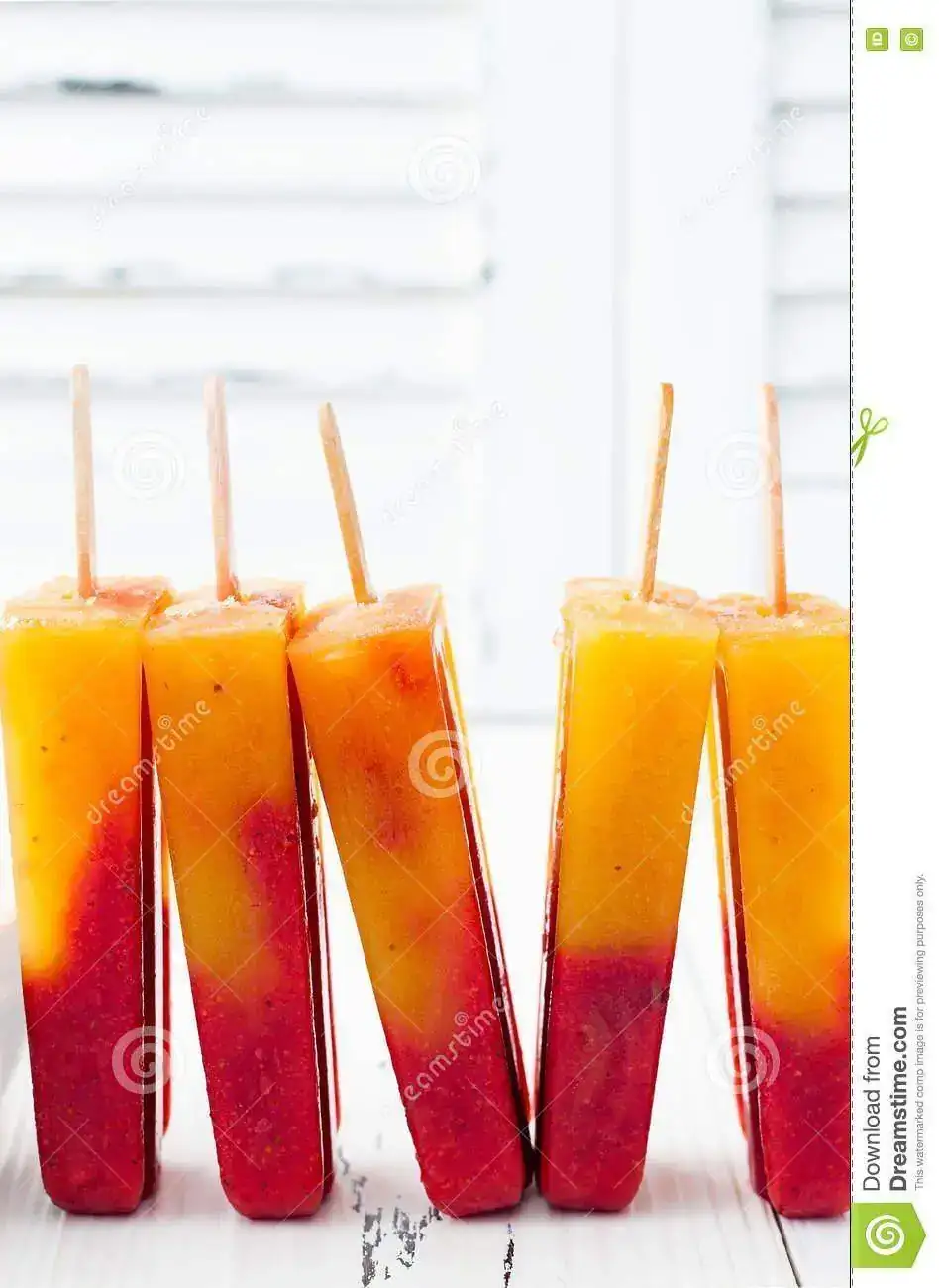 o-de-la-fresa-hielo-hace-estallar-paletas-73315168.webp
