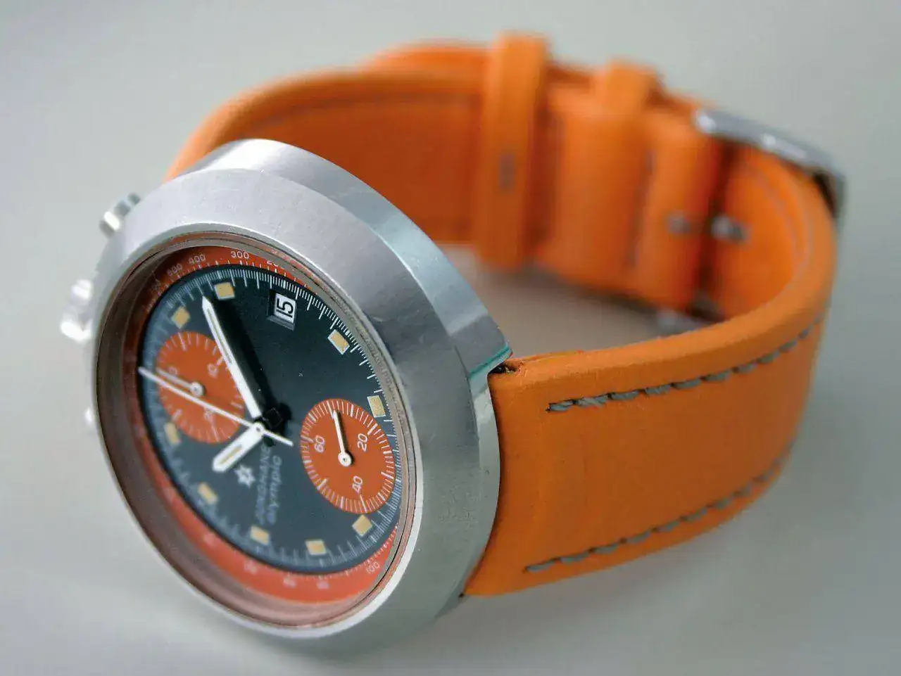 ograph-bullhead-von-1972-junghans_olympic_seitlich.webp