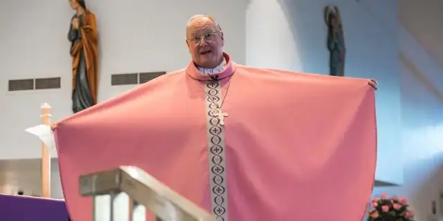 olan-pink-rose-vestments-jeffrey-bruno-for-aleteia.webp