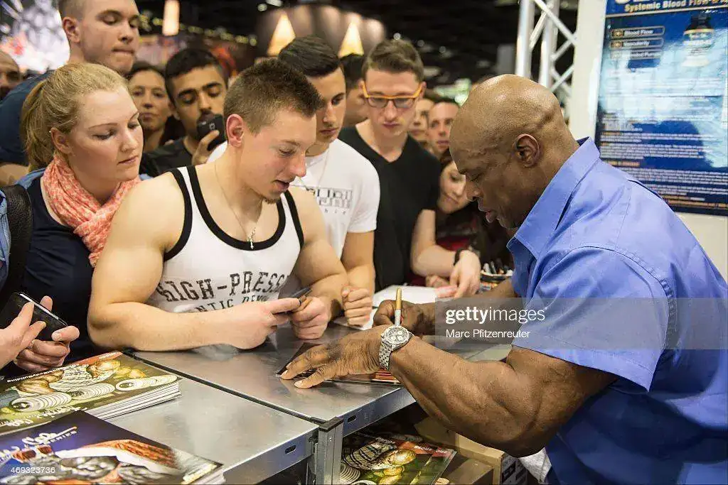 oleman-gives-autographs-during-picture-id469323736.webp