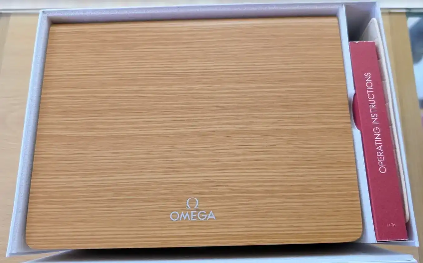 OMEGA 210.30.42.20.01.001 caja madera cerrada.webp