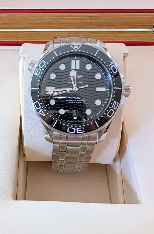OMEGA 210.30.42.20.01.001 reloj en almohadilla 2.webp