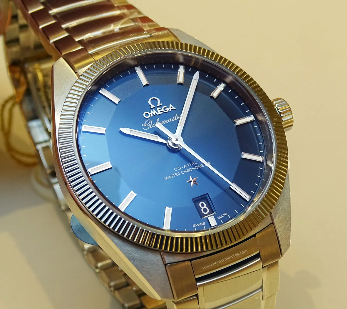 OMEGA-Globemaster-Master-Chronometer-acero-esfera-azul-Horas-y-Minutos.webp