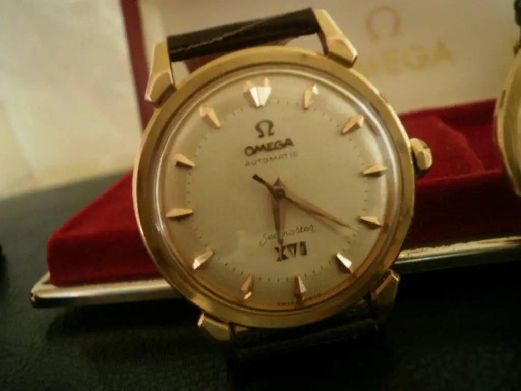 Omega Melburne XVI -5 Frontal.webp