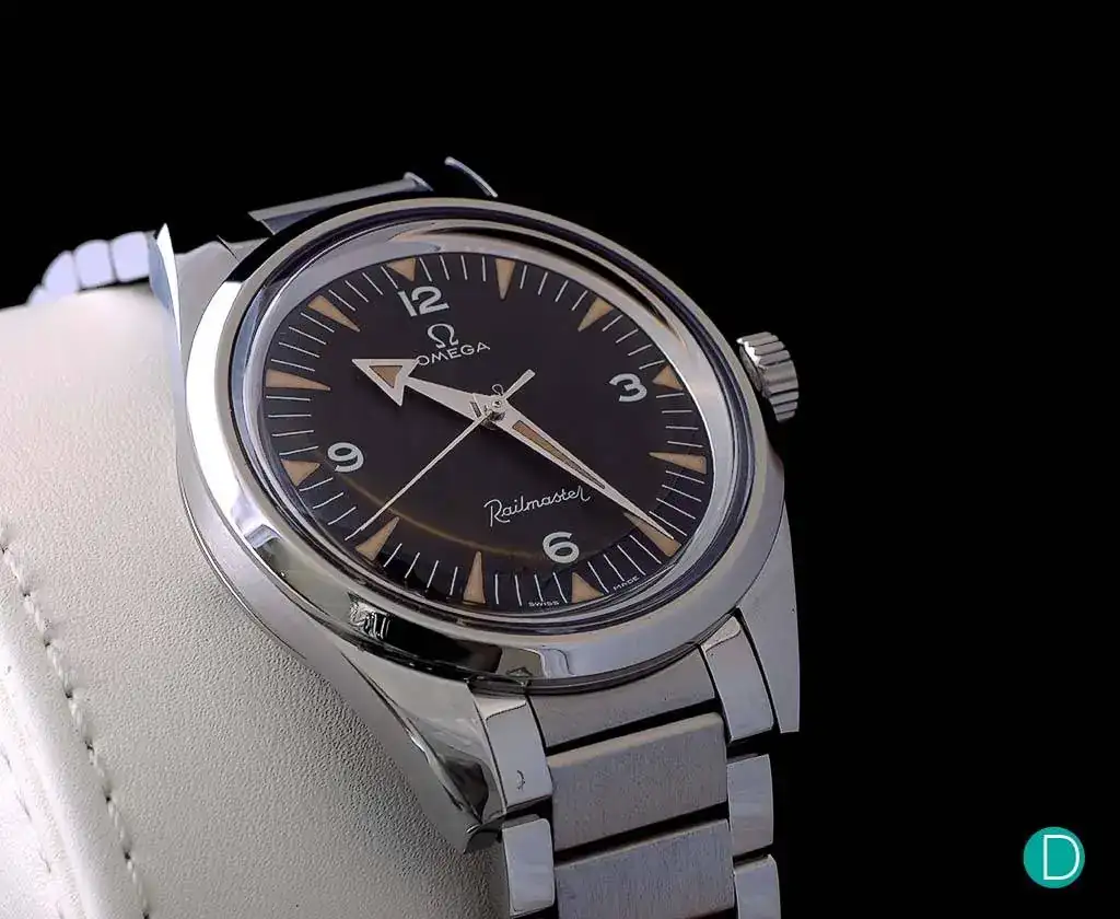 omega-railmaster-bracelet-oblique-on-cushion.webp