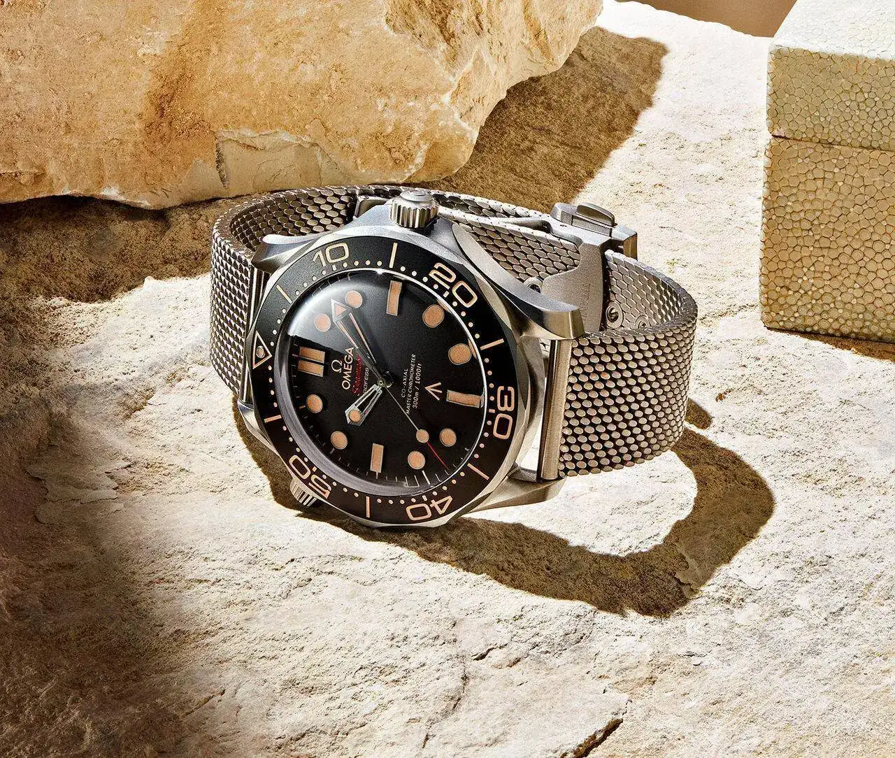 Omega-Seamaster-300M-007-Edition-3-Horas-y-Minutos.webp