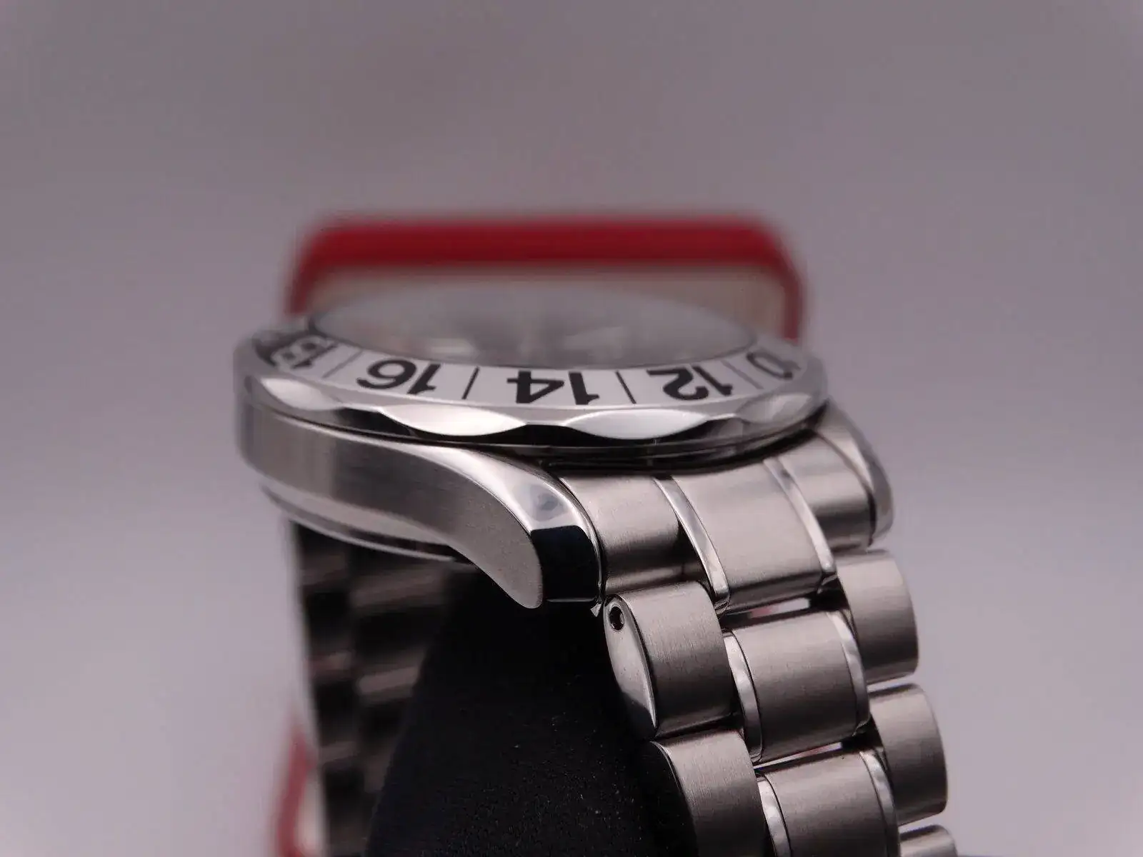 Omega Seamaster Diver GMT Anniversary 08950.JPG