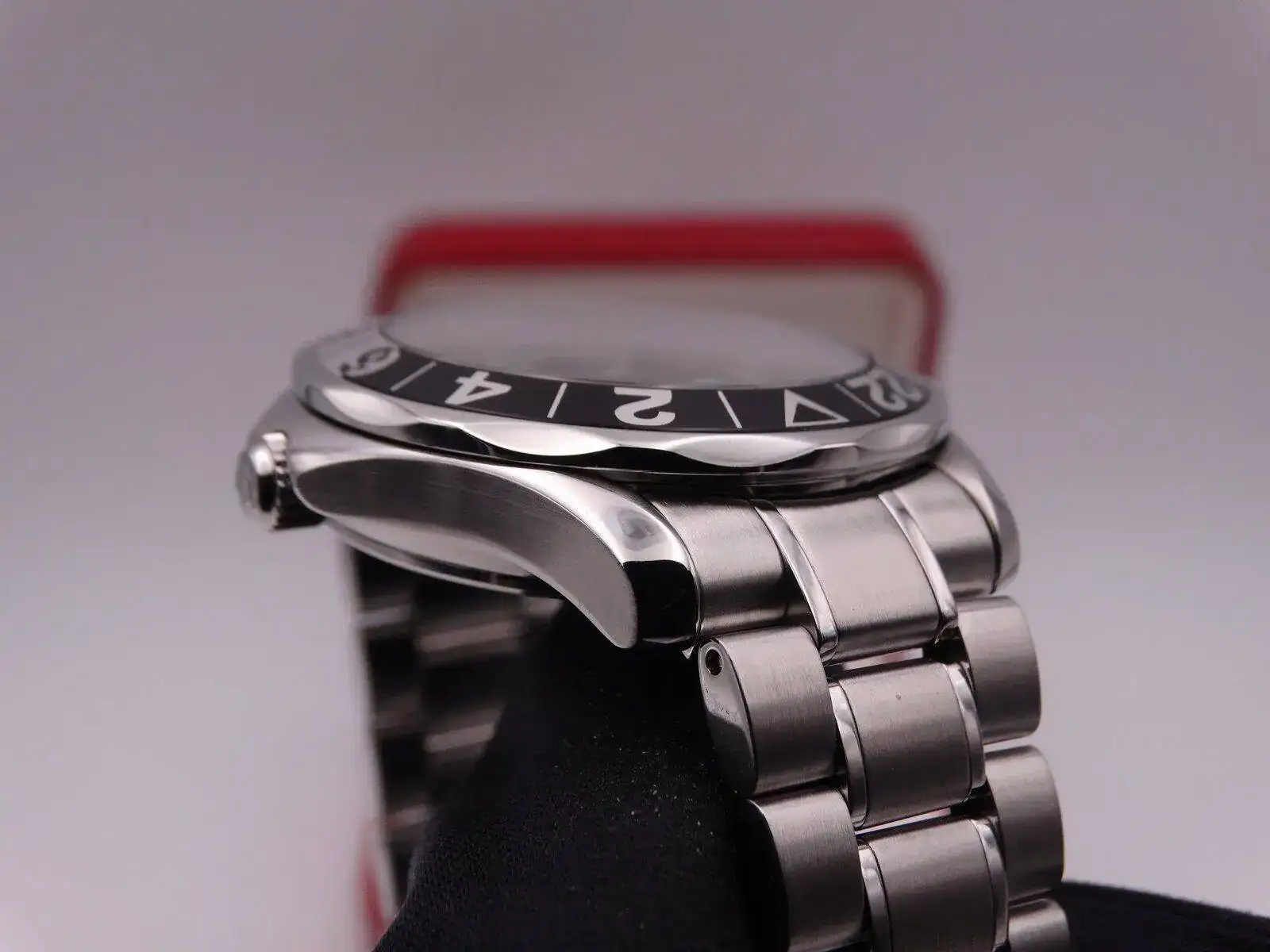 Omega Seamaster Diver GMT Anniversary 08952.JPG