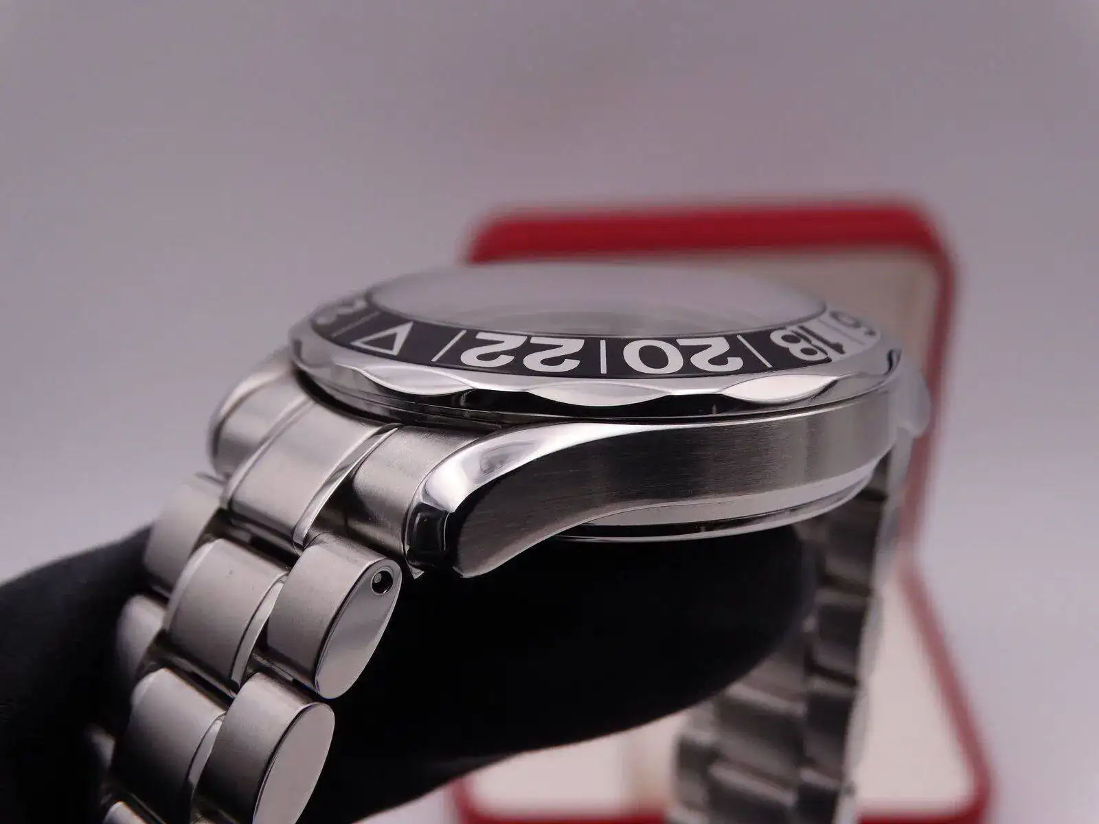 Omega Seamaster Diver GMT Anniversary 08953.JPG