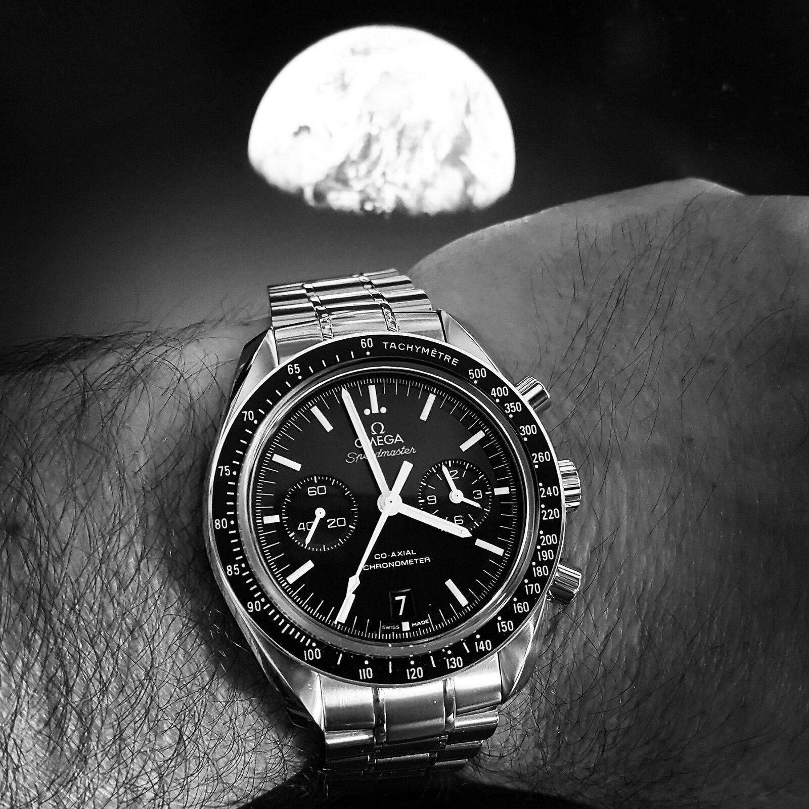 Omega Speedmaster Moonwatch Co-Axial Chronograph 44.25 mm Cal. 9300 (B&W)(2).jpg