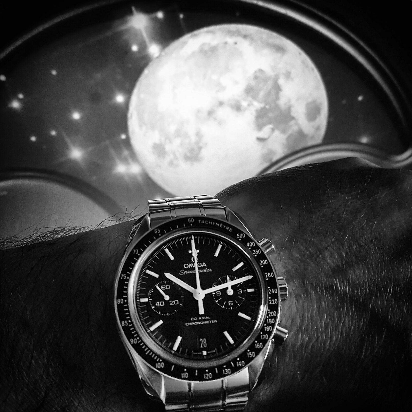 Omega Speedmaster Moonwatch Co-Axial Chronograph 44.25 mm Cal. 9300 (ByN).jpg