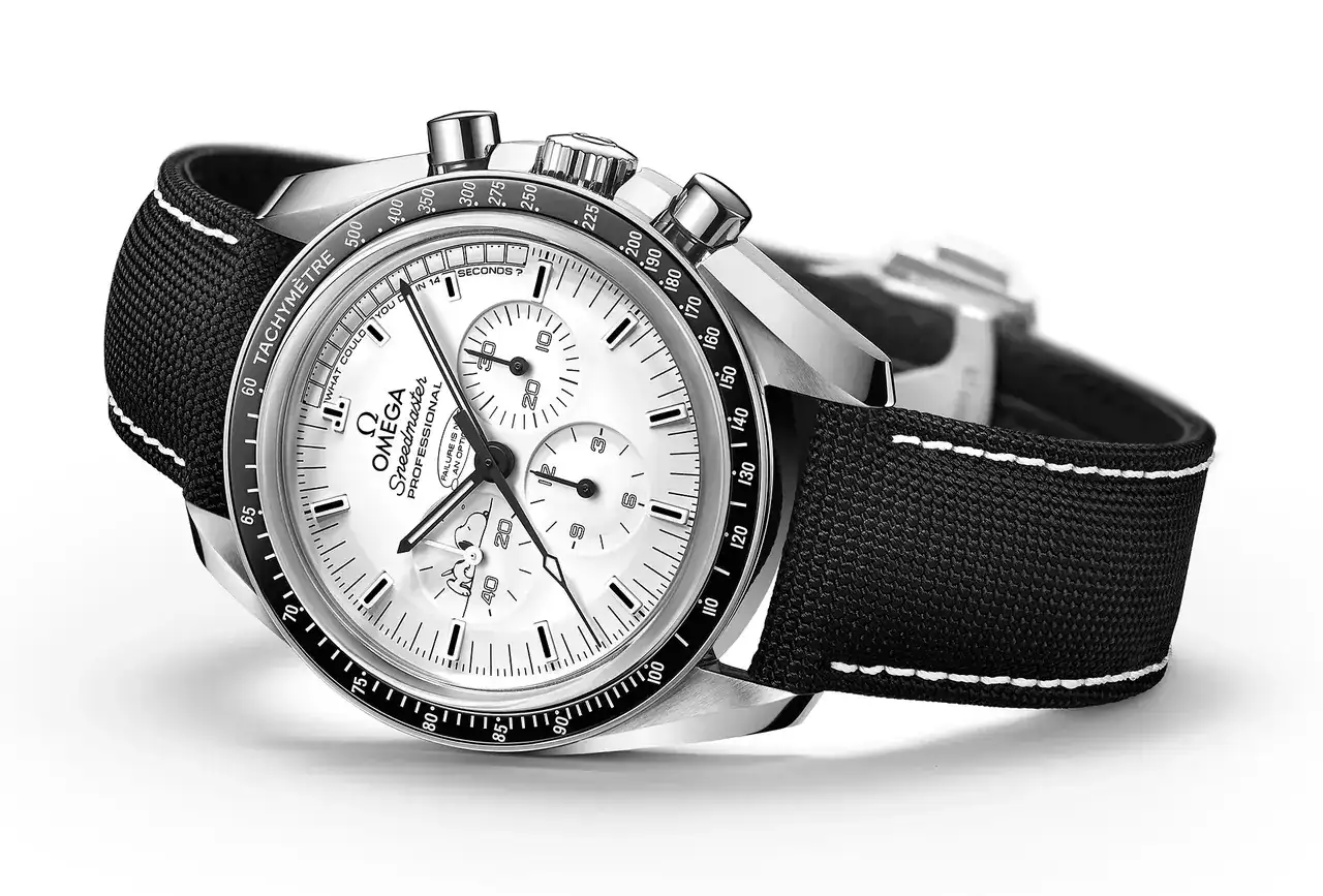 Omega-Speedmaster-Silver-Snoopy-Award-2015-a.webp