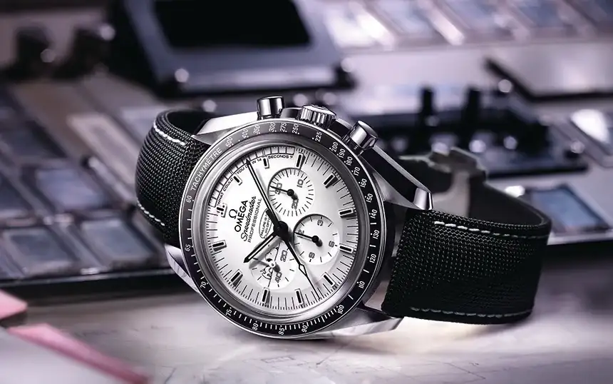 Omega-Speedmaster-Silver-Snoopy-Award-LE-4.webp