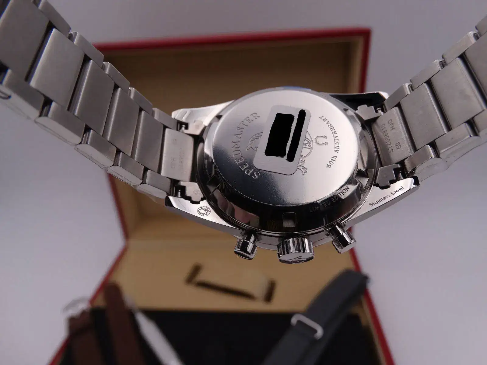 Omega Speedmaster Trilogy Limited Edition 01795 copia.webp