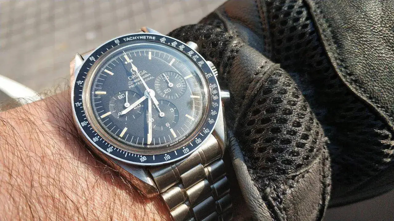 OMEGA SPEEDY GUANTE.webp