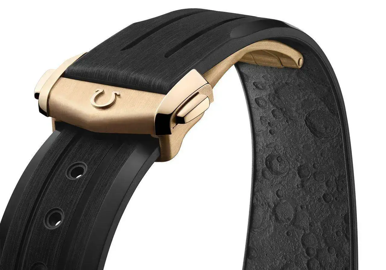 OMEGA_310.62.42.50.99.001_close-up bracelet.jpg