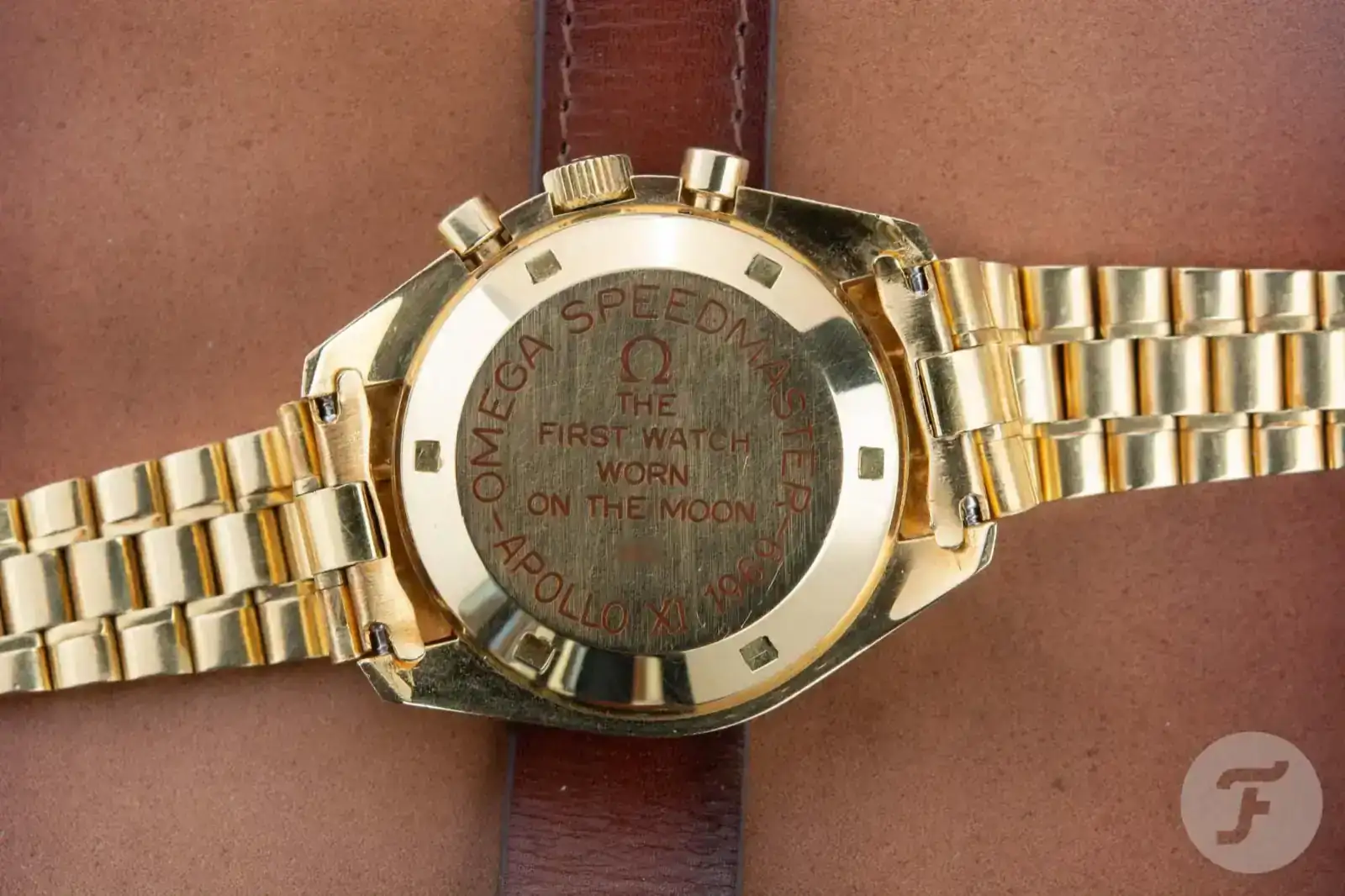OmegaSpeedmasterApolloXIGold2019-13.webp