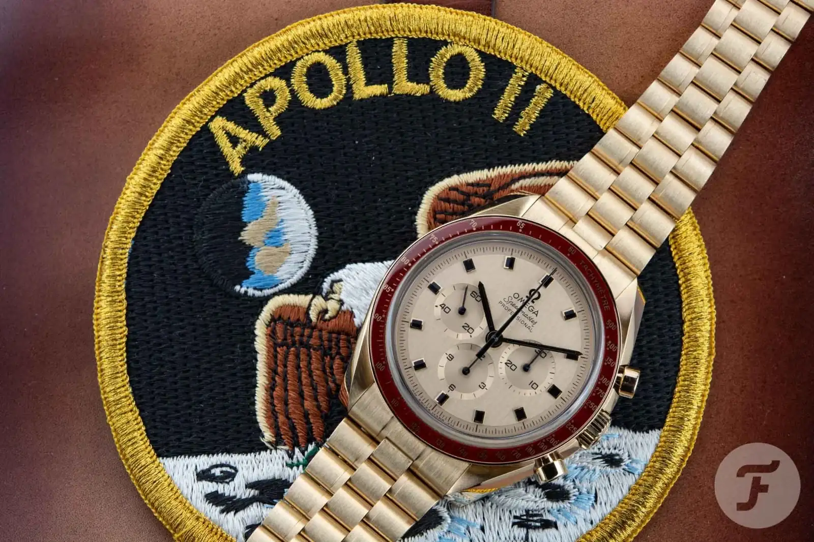 OmegaSpeedmasterApolloXIGold2019-21.webp