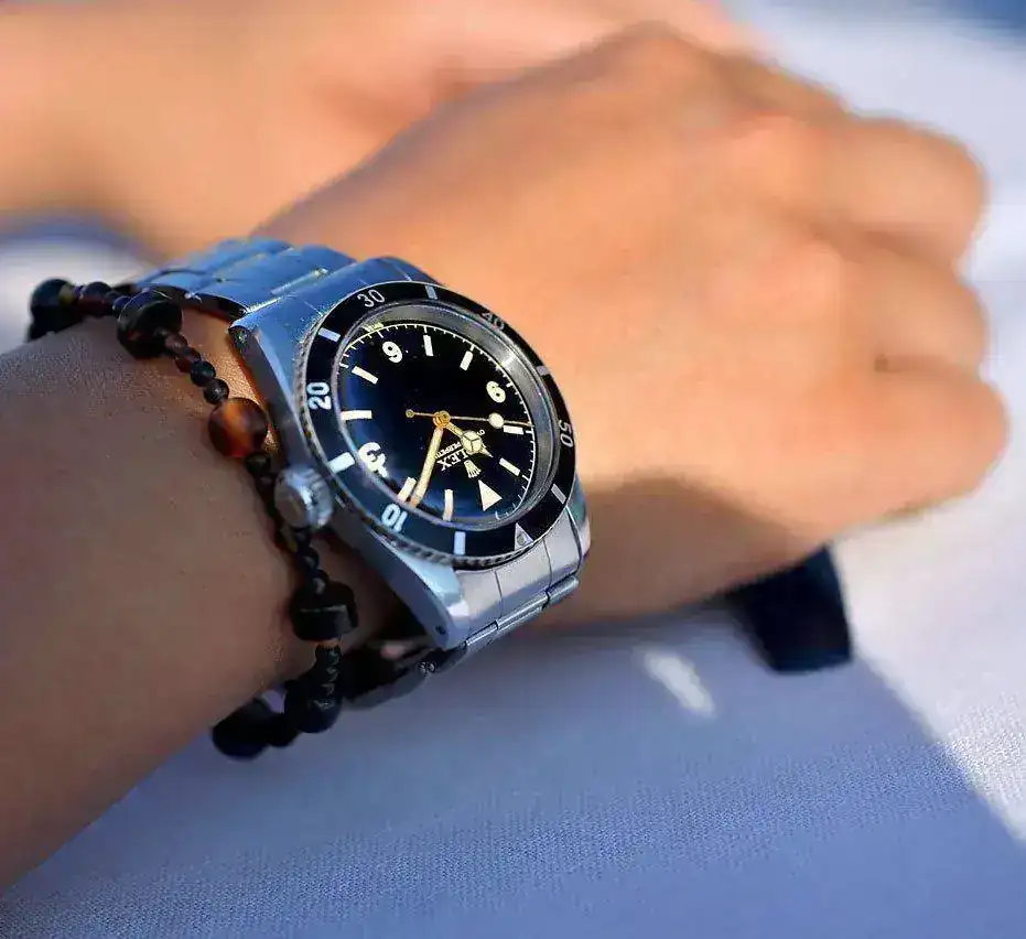 on-2011-Rolex-Submariner-Reference-6200-Wrist-Shot.webp