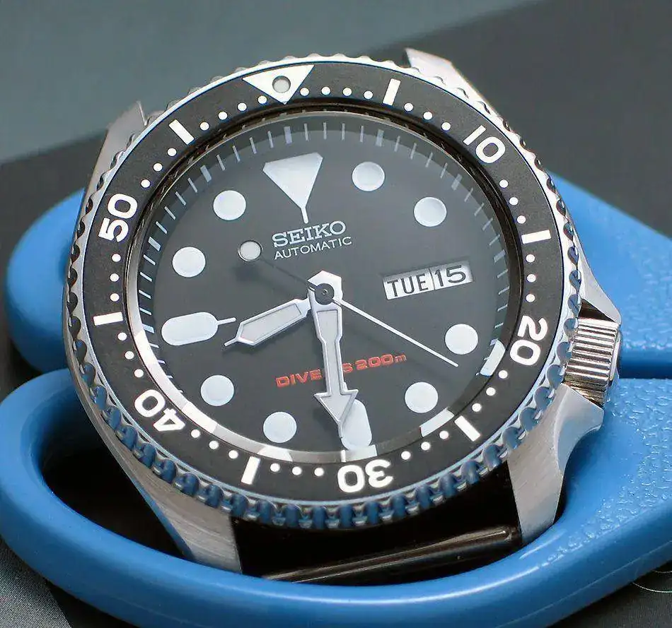 ooking-classy-yet-correctly-priced-watch-skx0075wu.webp