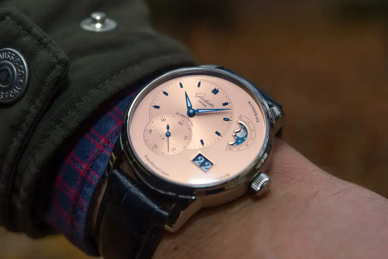 oon-Microrotor-Hand-Engraved-Review-aBlogtoWatch-1.webp